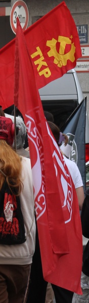 Datei:DEM 2024-05-01-antifa-aktion-rot2.jpg