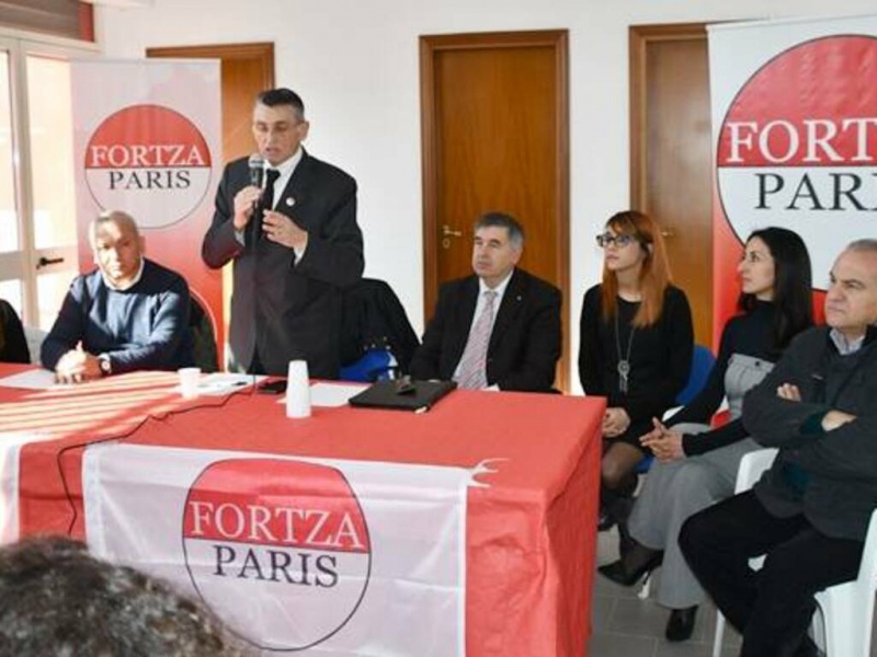 Datei:POL IT fortza-paris2.jpg